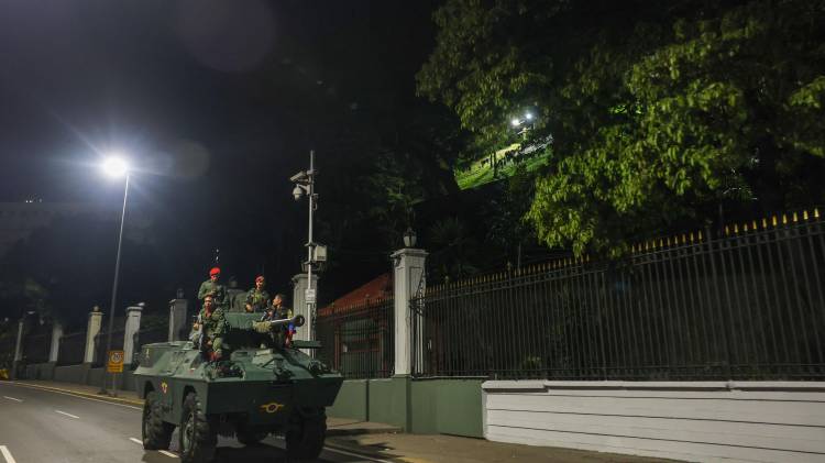 Militares custodian las inmediaciones del Palacio Presidencial de Miraflores tras varias detonaciones y explosiones en la madrugada de este sábado en Caracas.