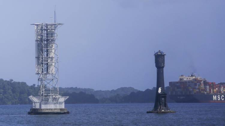 Fotografía de archivo de boyas que guían a los barcos en el tramo Corte Culebra en el Canal de Panamá. EFE/ Carlos Lemos