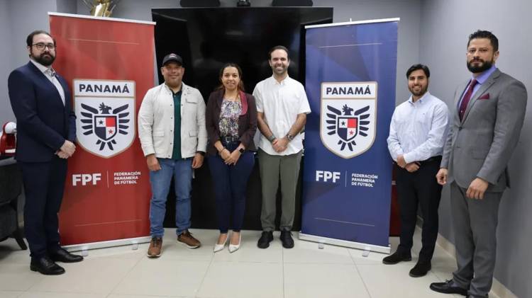 Representantes de Acodeco y Fepafut durante la reunión en la que acordaron acciones para proteger a los fanáticos panameños que viajarán al Mundial 2026.