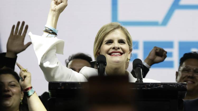 La candidata derechista del Partido Pueblo Soberano Laura Fernández celebra este domingo, en San José (Costa Rica).