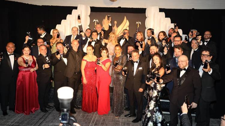 La ceremonia fue celebrada en el Hotel A.C. Arlington National en Washington D.C..