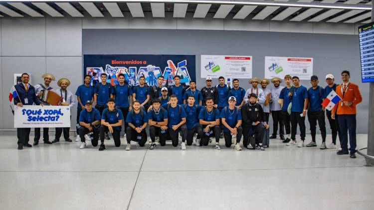 El equipo posando a su llegada a tierras panameñas.