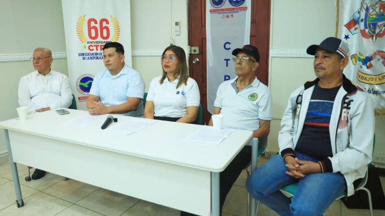 En una conferencia, miembros de la Coordinadora Sindical de Organizaciones Independientes en Resistencia (OIR) presentaron una propuesta de ajuste salarial.
