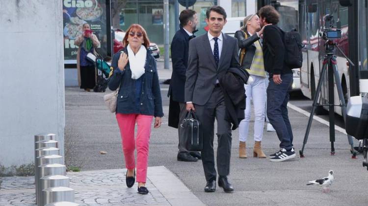 La víctima Gisèle Pelicot (Izq.) llega al Palacio de Justicia para asistir a la 12ª sesión del juicio en los tribunales de Aviñón, Francia, este miércoles.