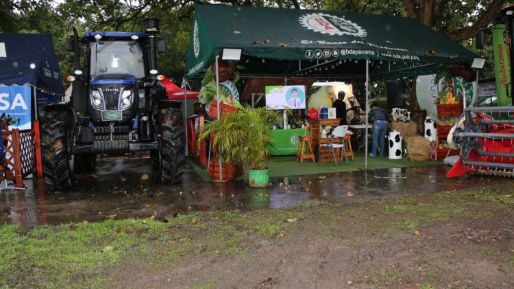 BDA entrega maquinaria agrícola en Coclé