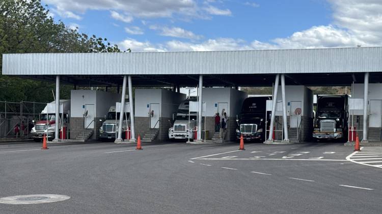 Fotografía sin fechar cedida por la Secretaría de Integración Económica Centroamericana que muestra camiones en el Puesto Fronterizo Integrado El Amatillo (El Salvador).