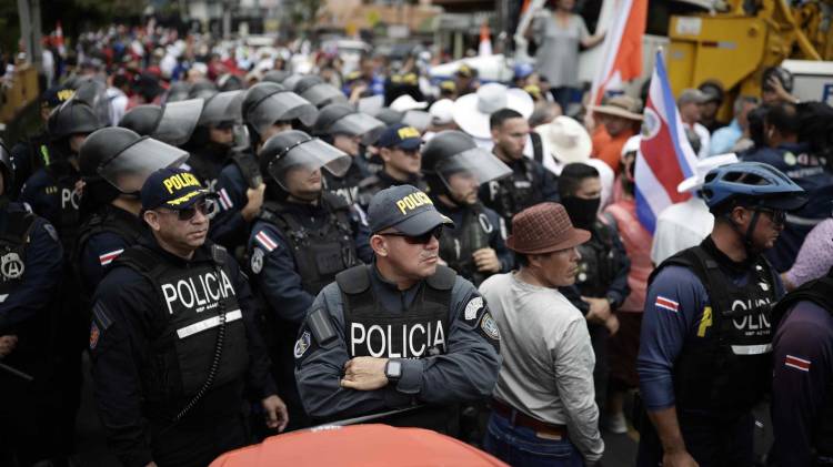 Personas participan en una manifestación contra las políticas del Gobierno de Rodrigo Chaves, este martes, en San José (Costa Rica).
