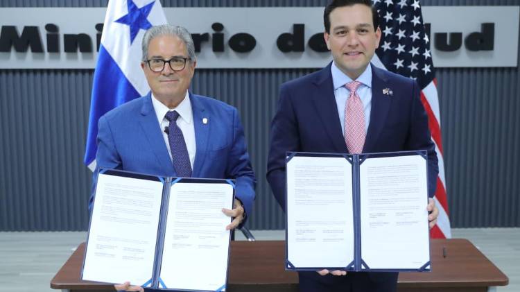 Ministro de Salud, Fernando Boyd Galindo y Kevin Marino Cabrera, embajador de los Estados Unidos en Panamá.
