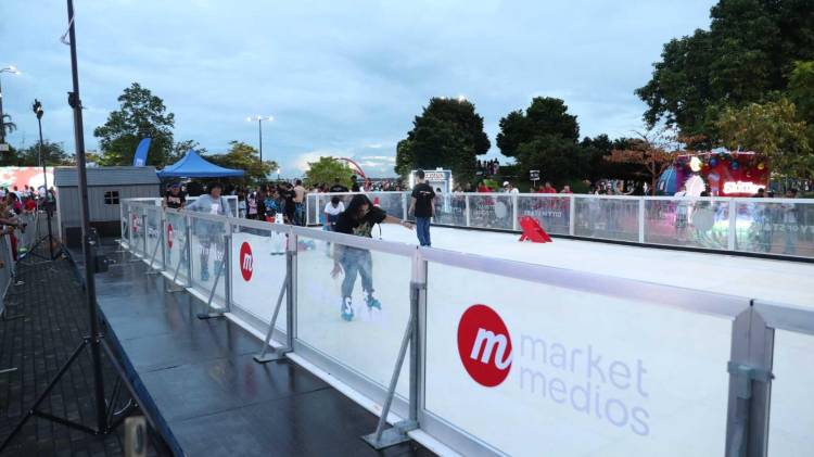 Visitantes disfrutan de la pista de patinaje gratuita inaugurada en el Mirador Pacífico de la Cinta Costera.
