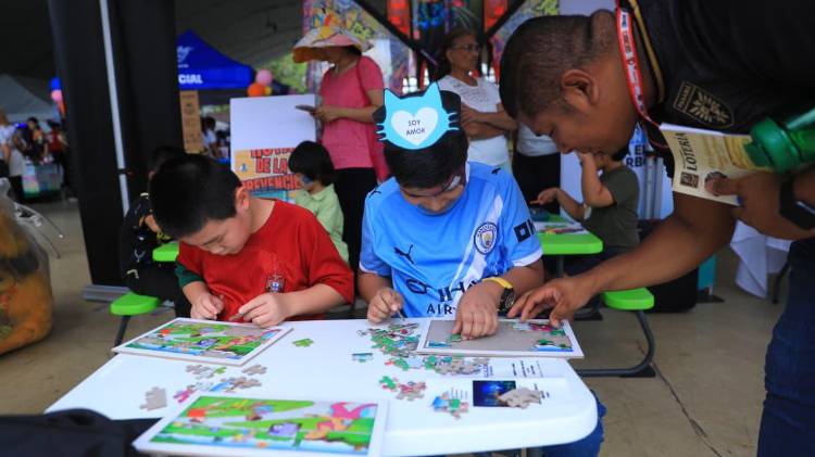 Niños jugando y disfrutando del festival de valores.