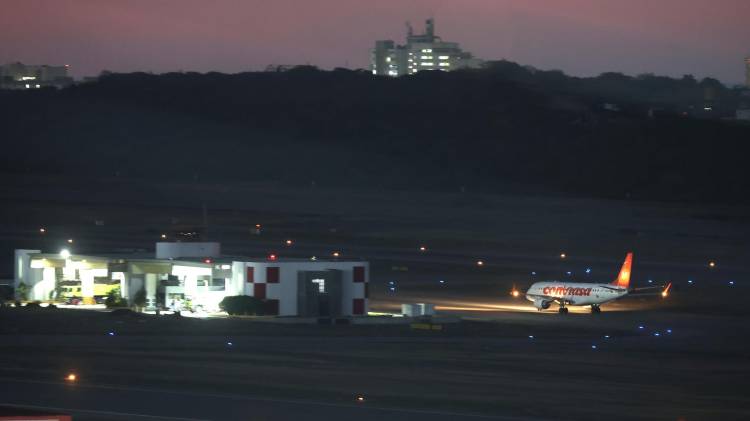 Fotografía que muestra un avión en la pista del aeropuerto internacional Simón Bolívar , en Maiquetía (Venezuela). EFE/ Miguel Gutierrez
