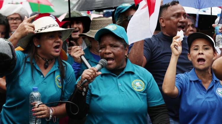 Un total de 298 docentes fueron separados de sus puestos luego de participar en la huelga por la Ley No. 462 que reformó la ley de la CSS.