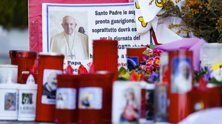 El papa Francisco sigue los ejercicios espirituales y su estado de ánimo es bueno