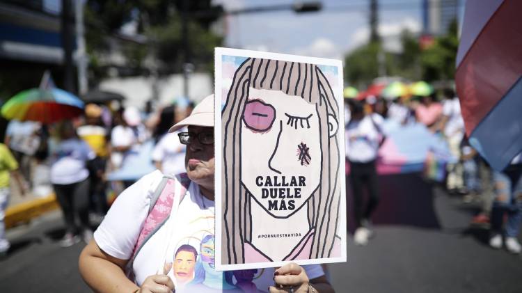 Integrantes de colectivos de la comunidad LGBTI marchan este sábado para conmemorar el Día Internacional contra la Homofobia, Transfobia y Bifobia en San Salvador (El Salvador). EFE/Rodrigo Sura