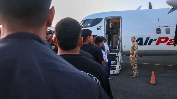 Migración saca del país a 43 extranjeros en vuelo chárter a Colombia