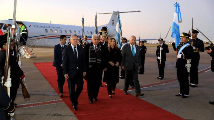 José Raúl Mulino arriba a Argentina