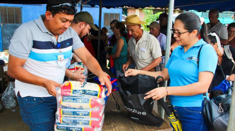 Entre las ofertas de las agroferias destaca la venta de 20 libras de arroz a solo 5 dólares