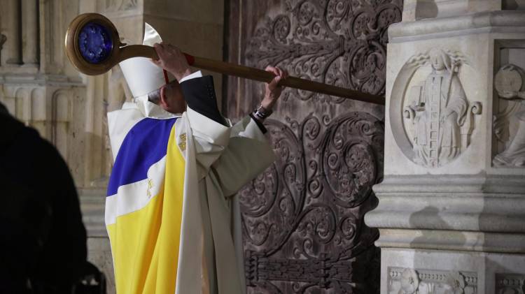 El arzobispo de París, Laurent Ulrich, ha reabierto oficialmente la catedral de Notre Dame.