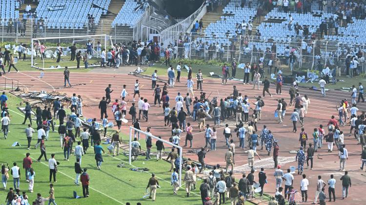 Espectadores indignados rompieron las barricadas e irrumpieron en el campo de un estadio en India después de que la estrella del fútbol Lionel Messi, quien se encuentra de gira por tres días en el país, abandonara abruptamente el estadio.