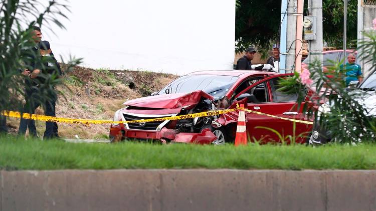 Su compañero trató de llevarla a un hospital, pero en el camino colisionó con otro vehículo en Los Andes.