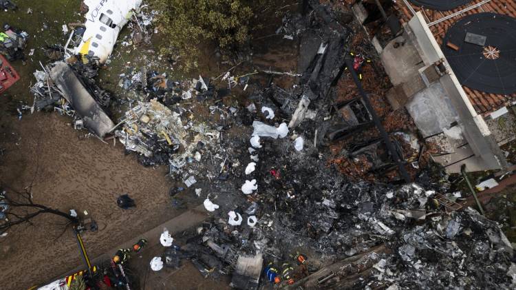 Restos del fuselaje del avión de la aerolínea Voepass que se estrelló en la ciudad de Vinhedo.