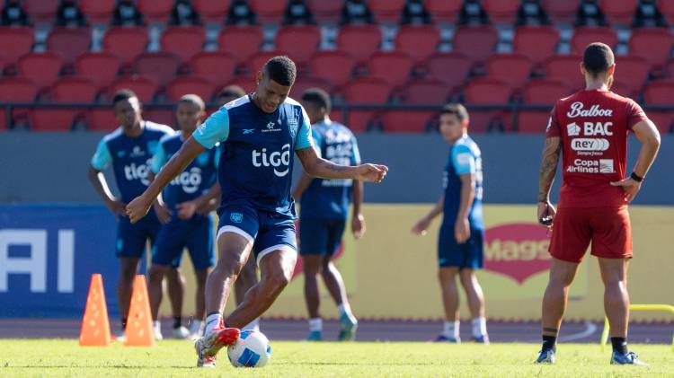 La selección Mayor de Fútbol realizó este miércoles su último entrenamiento para su partido amistoso con México