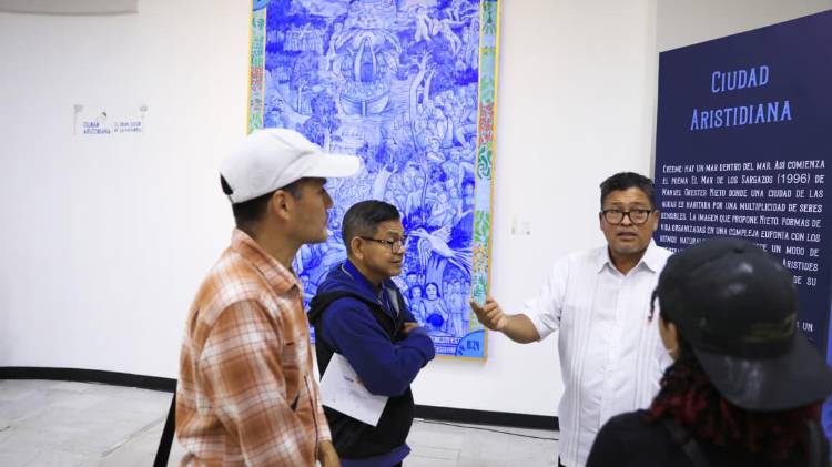 La exposición ‘Ciudad Aristidiana: El Gran Juego de la Memoria’ del pintor Arístides Ureña Ramos celebra la historia y la identidad cultural del país.