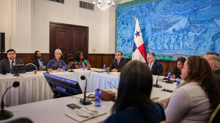Hoy, ministros y viceministros de Estado se reunieron con autoridades del sector energético.