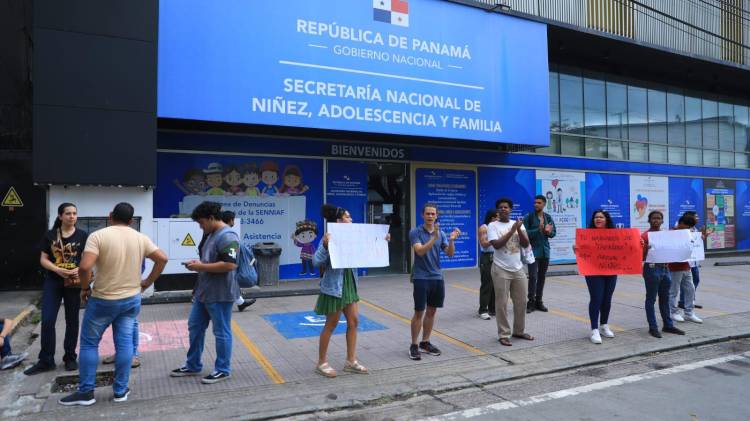 Los manifestantes llegaron con pancartas a la sede del Senniaf.