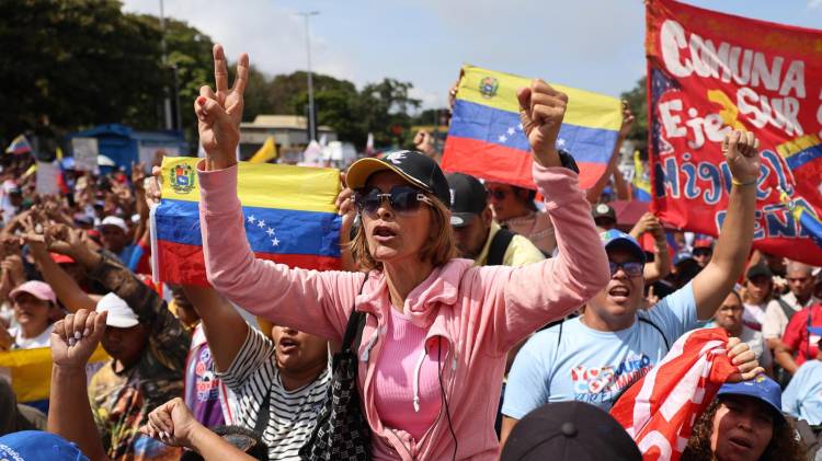 Simpatizantes del oficialismo participan en una manifestación este miércoles, en Caracas (Venezuela). El chavismo cierra filas tras la captura de Maduro en torno a Delcy Rodríguez, quien ejerce como presidenta encargada.