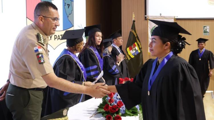 El comisionado Larry Solís exhortó a los nuevos licenciados a mantener la disciplina y el compromiso con la seguridad nacional.