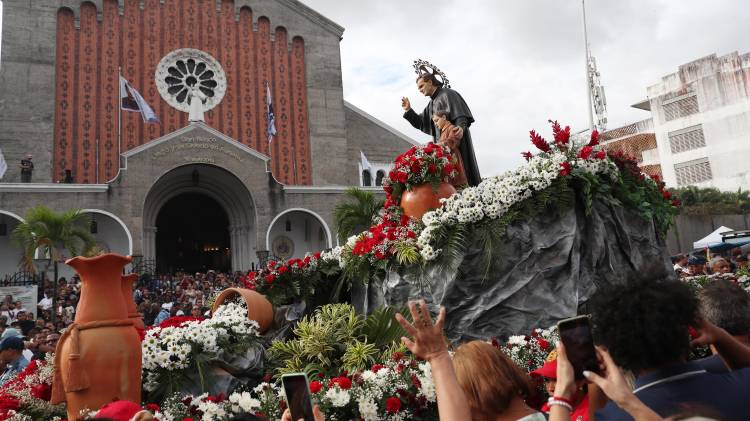 La imagen de San Juan Bosco recorrió las principales calles cercanas a la basílica.