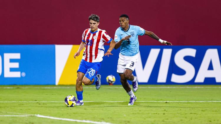 El defensa panameño Joseph Pacheco persigue al mediocampista paraguayo Pedro Villalba.