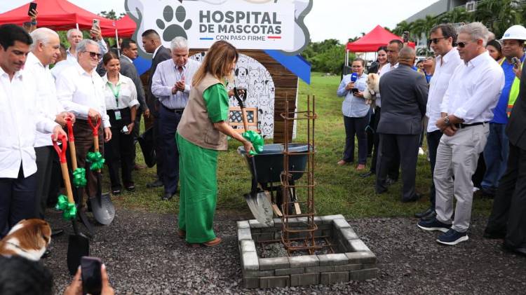 Hoy se dio la primera palada del Hospital de Mascotas.