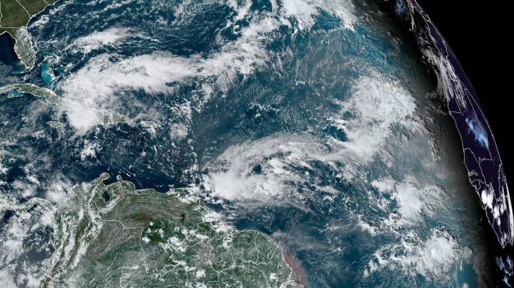 Fotografía satelital cedida por la Oficina Nacional de Administración Oceánica y Atmosférica (NOAA) a través del Centro Nacional de Huracanes (NHC) estadounidense donde se muestra la localización de la tormenta tropical Oscar, el lunes en el Atlántico.