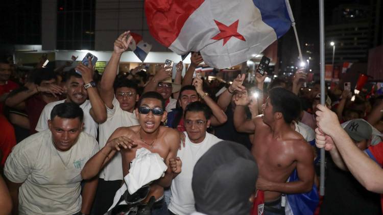 Los fanáticos celebran a lo grande en Calle 50.