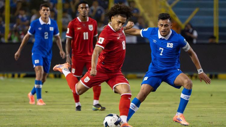 Adalberto Carrasquilla durante el partido ante El Salvador.