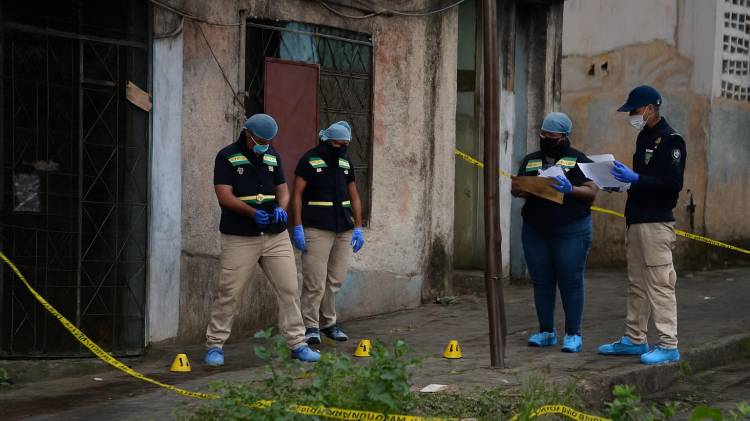 Dominicana es alcanzada por una bala en Santa Ana