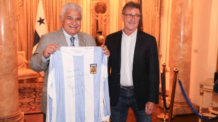 El presidente recibe la camiseta de Argentina de manos de ‘El Matador’