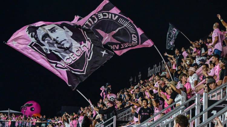 Fotografía de archivo de un grupo de fanáticos del Inter Miami durante un partido de fútbol de la Major League Soccer (MLS).