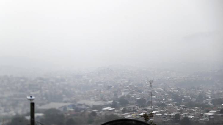 Fotografía que muestra la capa de humo causada por incendios forestales este miércoles, en Tegucigalpa (Honduras).EFE/ Gustavo Amador