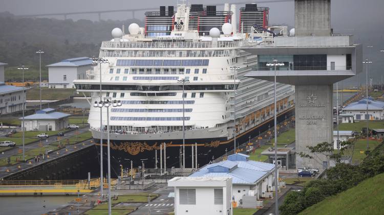 Fotografía que muestra al crucero Disney Adventure durante su recorrido por el centro de visitantes de Agua Clara en el Canal de Panamá este lunes, en Colón (Panamá).