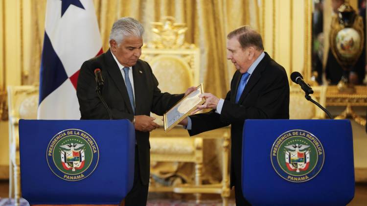 Fotografía de archivo del presidente de Panamá, José Raúl Mulino (i) y el líder opositor venezolano Edmundo González Urrutia.