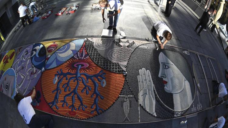 Mural hecho de conchas en el exterior del Museo Reina Sofía en Madrid este martes con motivo de la presentación de la exposición 'Maruja Mallo: Máscara y compás'.