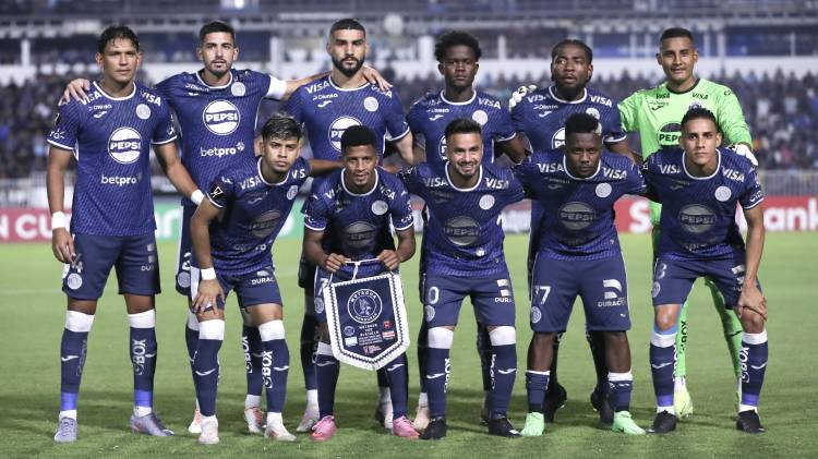 Jugadores de Motagua posan este martes, previo a un partido de cuartos de final de la Copa Centroamericana de Concacaf entre Motagua y Alajuelense en el estadio Nacional Jose de la Paz Herrera, en Tegucigalpa (Honduras).