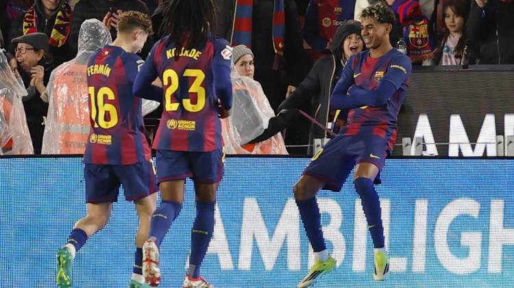 El delantero del Barcelona Lamine Yamal (d) celebra su gol ante el Real Oviedo.