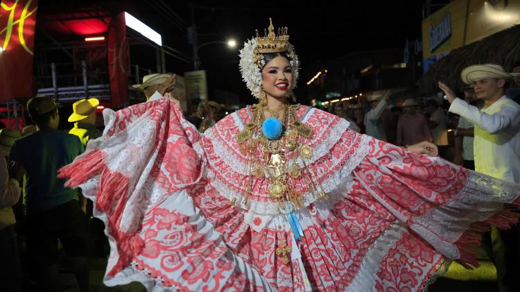La reina del Festival Nacional de la Mejorana, Lourdes Esquivel Cedeño, baila este viernes en Guararé (Panamá).
