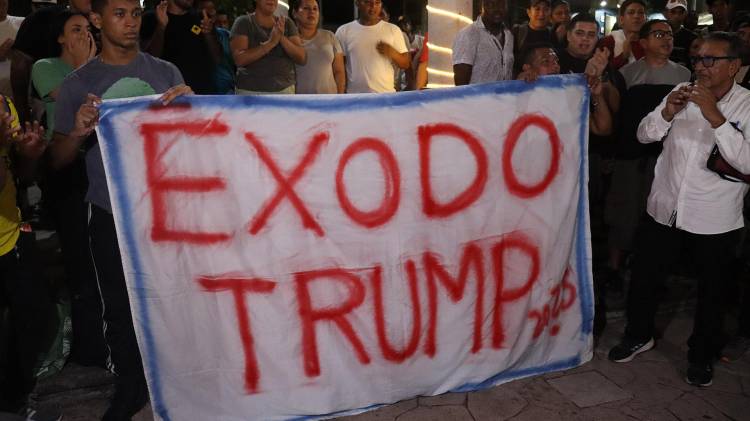 Migrantes sostienen una pancarta al iniciar una caravana que se dirige a la frontera norte de México este domingo, en el municipio de Tapachula en Chiapas (México). EFE/ Juan Manuel Blanco