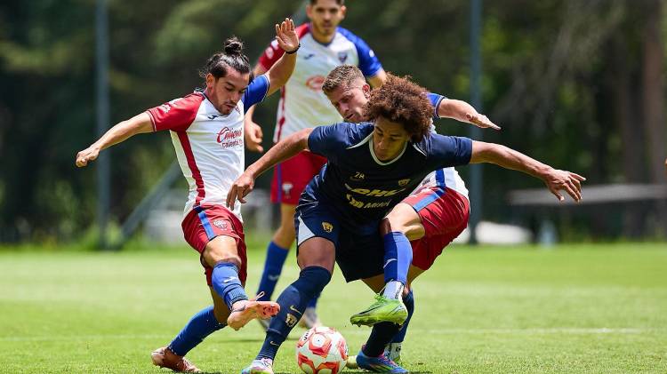 Adalberto ‘Coco’ Carrasquilla (azul) volvió con gol en el empate de Pumas ante Atlante. El panameño apunta a ser clave en el Apertura 2025 tras superar su lesión.