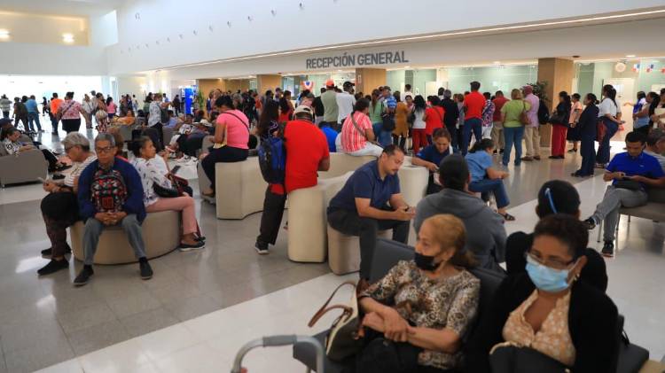 Asegurados hicieron largas filas desde la madrugada tras la apertura inesperada de agendas para el 2026 en la Ciudad de la Salud.